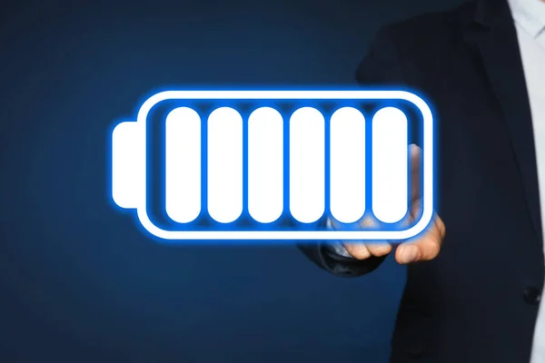 Geschäftsmann Demonstriert Symbol Der Vollen Batterie Auf Farbigem Hintergrund Nahaufnahme — Stockfoto