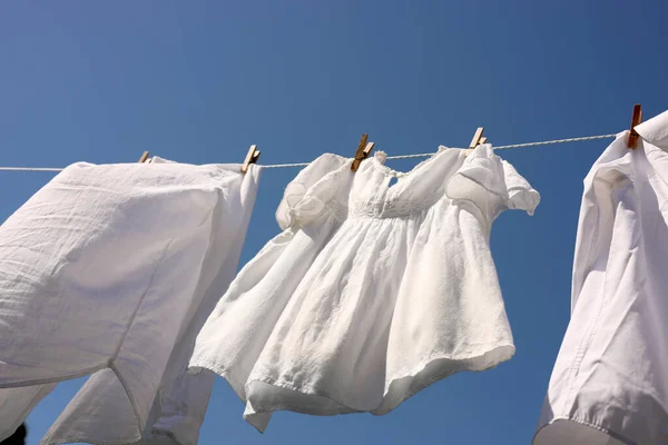 Temiz Giysiler Gökyüzüne Karşı Çamaşır Ipine Asılı Düşük Açı Çamaşır — Stok fotoğraf