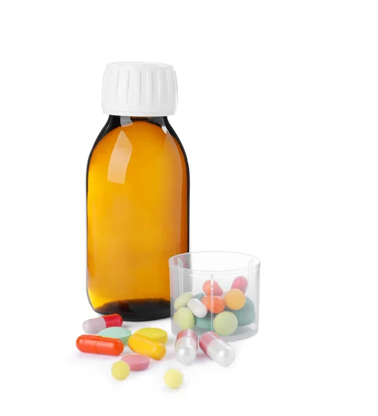 Fles Siroop Maatbeker Met Pillen Witte Achtergrond Hoest Verkoudheid Geneeskunde — Stockfoto