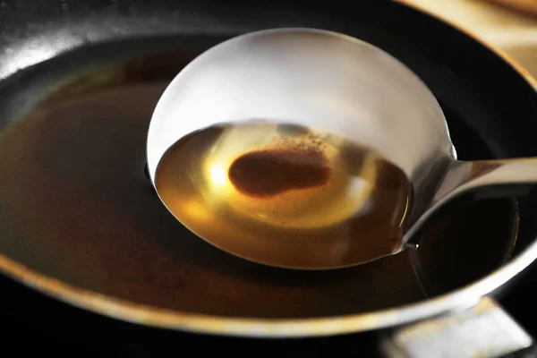 Сковородка Ковш Использованным Растительным Маслом Плите Крупным Планом — стоковое фото