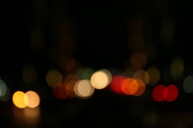 Gece şehir ışıklarının bulanık görüntüsü. Bokeh etkisi