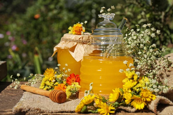 Heerlijke Verse Honing Mooie Bloemen Houten Tafel Tuin — Stockfoto