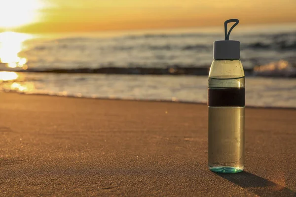 Botella Vidrio Con Agua Sobre Arena Mojada Cerca Del Mar — Foto de Stock