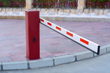 Sonbahar günü yol kenarında kapalı bir bariyer var.