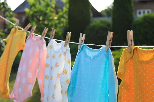 Bahçede Çamaşır Ipine Asılı Temiz Bebek Tulumları Kuru Giysiler — Stok fotoğraf
