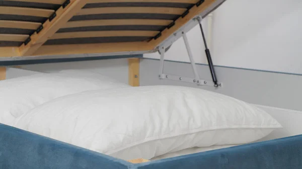 白い枕を屋内でベッドの下に収納引き出し クローズアップ — ストック写真