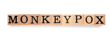 Beyaz arka planda tahta küplerden yapılmış kelime Maymun Çiçeği, üst görünüm