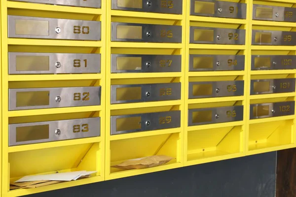 Металлические Почтовые Ящики Замочными Отверстиями Номерами Корреспонденцией Почтовом Отделении — стоковое фото