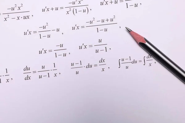 带数学公式和铅笔的纸 顶部视图 — 图库照片