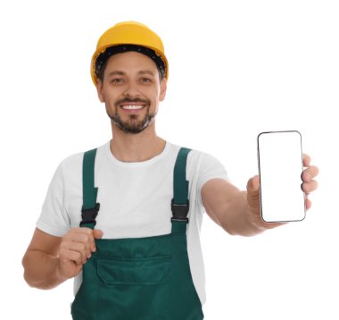 Beyaz arka planda telefonu olan üniformalı profesyonel bir tamirci.