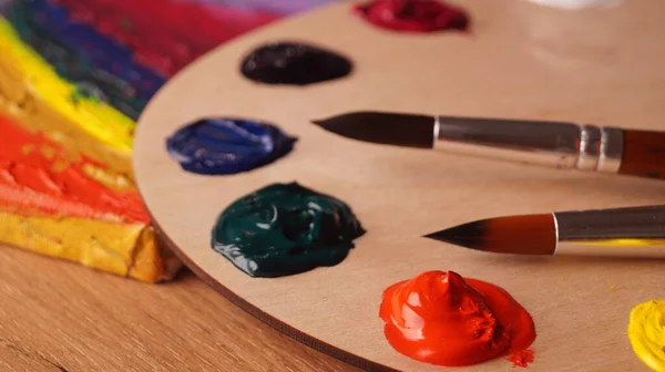 Ahşap Masa Üzerinde Renkli Boya Fırça Örnekleriyle Sanatçı Paleti Yakın — Stok fotoğraf