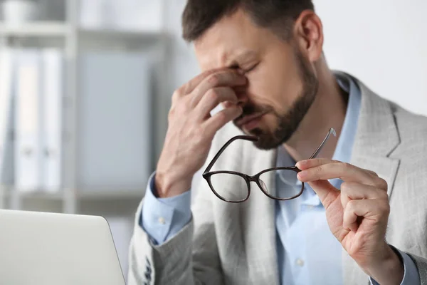 Homem Que Sofre Fadiga Ocular Escritório Concentre Mão Com Óculos — Fotografia de Stock