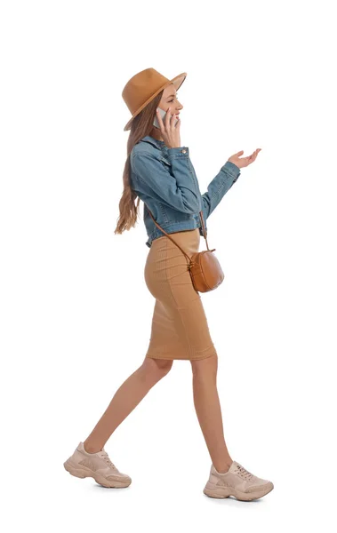 Jonge Vrouw Casual Outfit Praten Smartphone Tijdens Het Lopen Tegen — Stockfoto