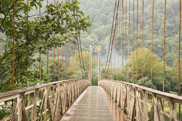 Krásný Výhled Rezavý Kovový Most Přes Řeku Horách — Stock fotografie