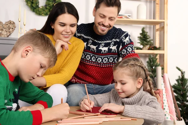 Cute Dzieci Rodzicami Piękne Kartki Świąteczne Domu — Zdjęcie stockowe