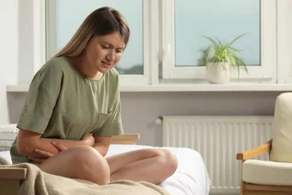Mladá Žena Trpí Menstruační Bolesti Posteli Doma Prostor Pro Text — Stock fotografie