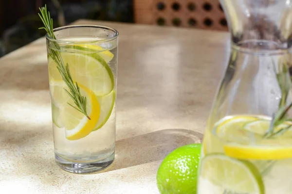 Leckere Erfrischende Limonade Auf Hellem Tisch Sommergetränk — Stockfoto
