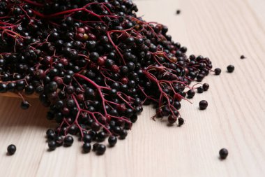 Ahşap masada lezzetli mürver (Sambucus), yakın plan.