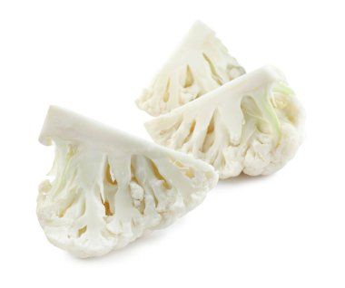 Beyaz arkaplanda taze çiğ karnabahar kes