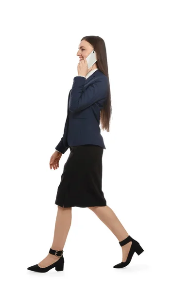 Νεαρή Επιχειρηματίας Που Μιλάει Στο Smartphone Ενώ Περπατά Λευκό Φόντο — Φωτογραφία Αρχείου