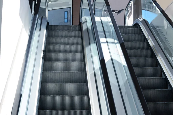 Modernas Escaleras Mecánicas Con Pasamanos Centro Comercial — Foto de Stock