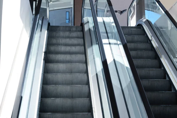 Escaladoras Modernas Com Corrimãos Shopping — Fotografia de Stock