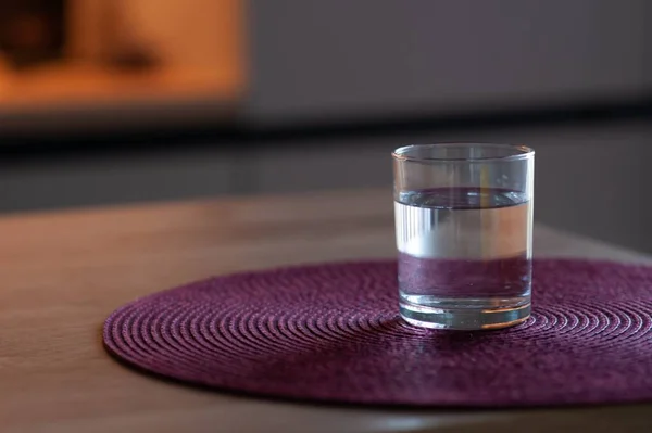 台所の木製のテーブルの上の水のガラス テキストのスペース — ストック写真