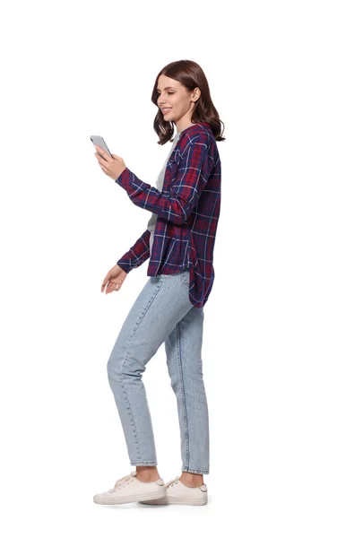 Ευτυχισμένη Νεαρή Γυναίκα Casual Outfit Χρησιμοποιώντας Smartphone Ενώ Περπάτημα Λευκό — Φωτογραφία Αρχείου