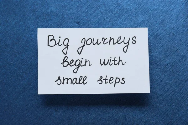 Karta Frazą Big Journeys Zacznij Małych Kroków Niebieskim Tle Widok — Zdjęcie stockowe