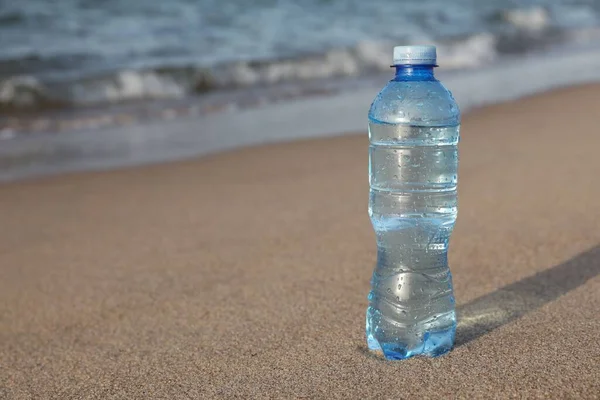 Plastic Fles Zoet Water Nat Zand Buurt Van Zee Ruimte — Stockfoto