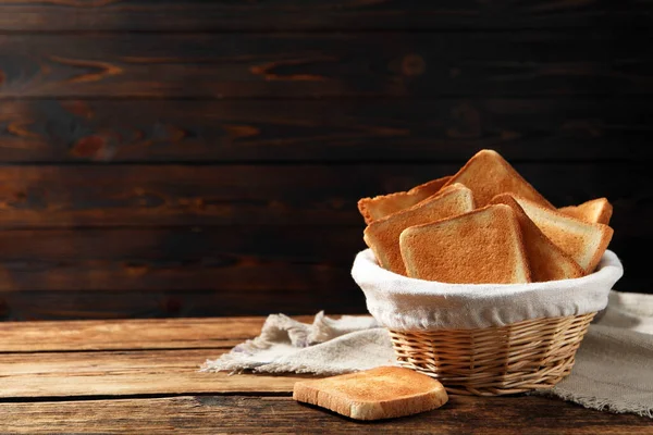 在木制桌子上的柳条篮里切几片美味的烤面包 文字空间 — 图库照片