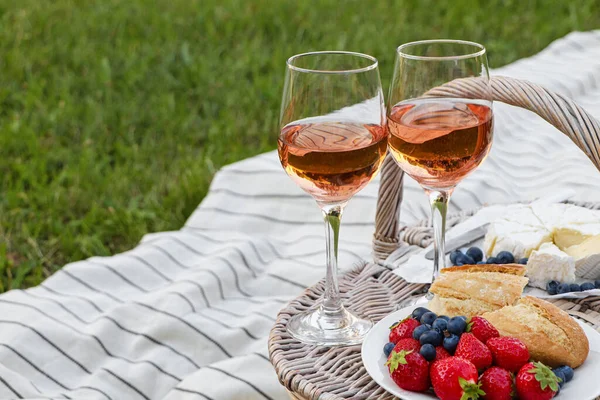 Ποτήρια Από Νόστιμο Ροζέ Κρασί Φαγητό Και Καλάθι Πικνίκ Εξωτερικούς — Φωτογραφία Αρχείου