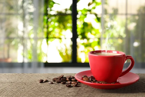 Çerideki Ahşap Masada Bir Fincan Aromatik Kahve Fasulye — Stok fotoğraf