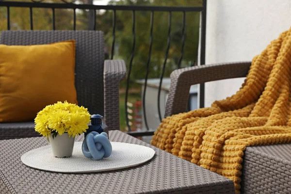 Orange Pillow Soft Blanket Yellow Chrysanthemum Flowers Rattan Garden Furniture — Stock Photo, Image