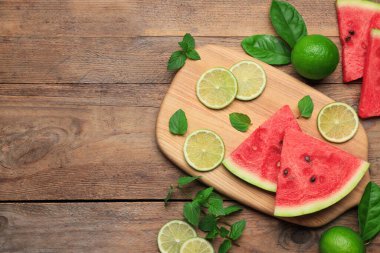 Tahta masada dilimlenmiş karpuz ve limon. Metin için boşluk