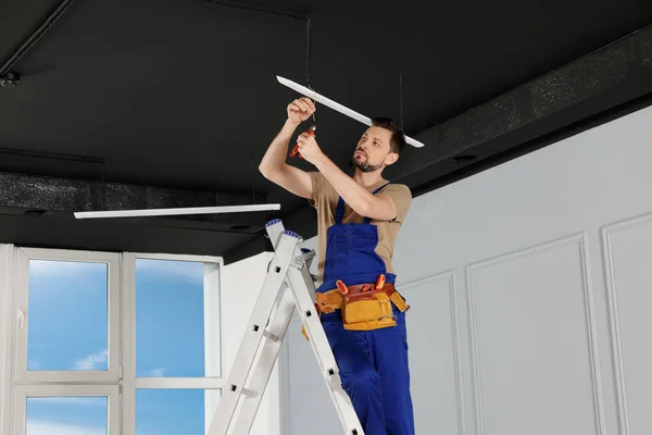 Elektriker Uniform Installiert Deckenlampe Haus — Stockfoto