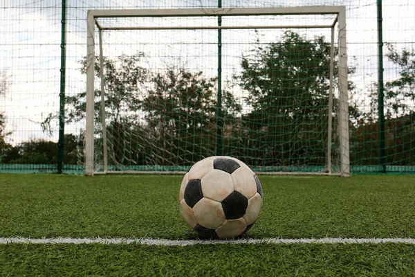 Bola Futebol Suja Campo Futebol Verde Contra Rede — Fotografia de Stock