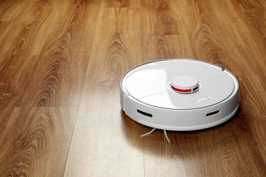 Ahşap zeminde robotik süpürge, metin için boşluk
