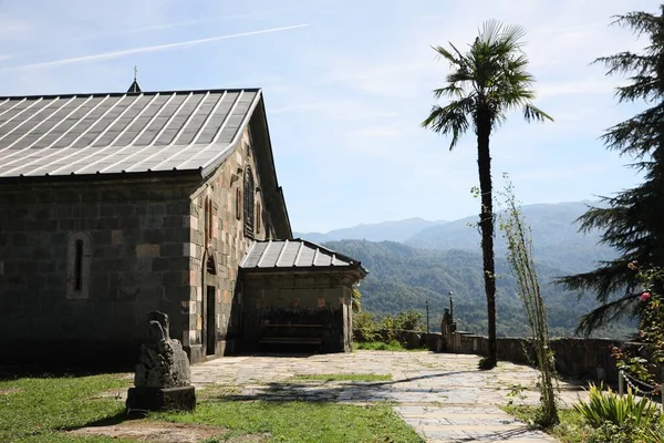 Güneşli Bir Günde Güzel Bir Kilise Palmiye Ağacı Dağ Manzarası — Stok fotoğraf