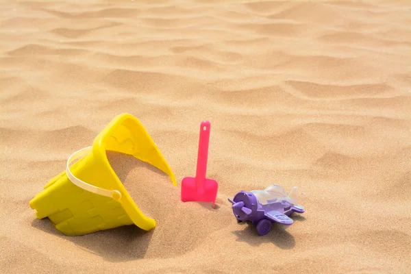 Kumların Üzerinde Renkli Plaj Oyuncakları Metin Için Boşluk — Stok fotoğraf