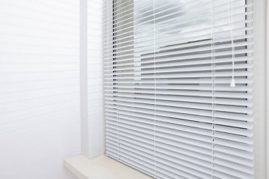 Odada yatay panjurları olan şık bir pencere
