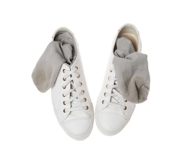 白い背景に汚れた靴下とスニーカー トップビュー — ストック写真