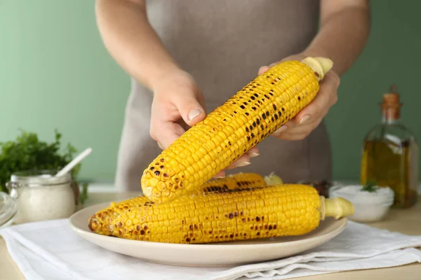 Kobieta Trzymająca Smaczną Grillowaną Kukurydzę Kuchni Zbliżenie — Zdjęcie stockowe