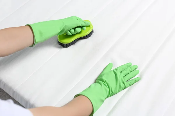 Mulher Luvas Verdes Limpeza Colchão Branco Com Escova Close — Fotografia de Stock