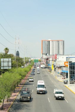 SAN PEDRO GARZA GARZA, MEXICO - 29 AĞUSTOS 2022: Şehir caddesinde trafik sıkışıklığı, hava manzarası