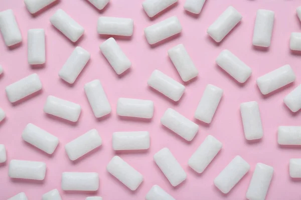 浅粉底色的白咀嚼口香糖 — 图库照片