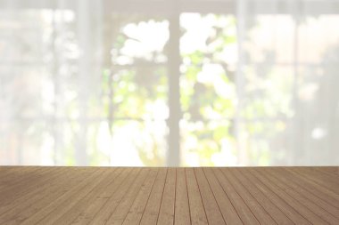 Boş ahşap yüzey ve bulanık pencere görüntüsü