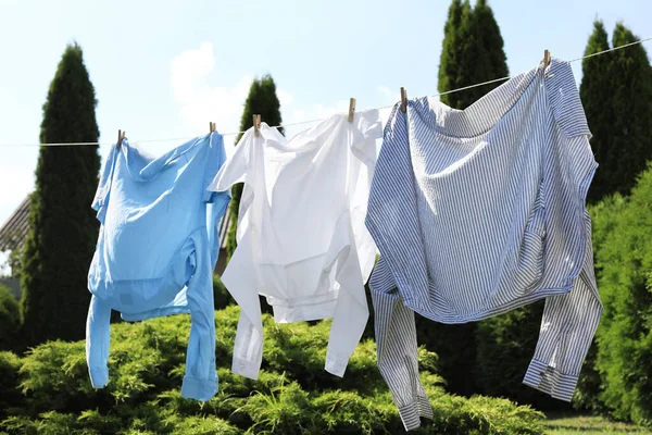 Čisté Oblečení Pověšené Prádelně Zahradě Sušárna — Stock fotografie