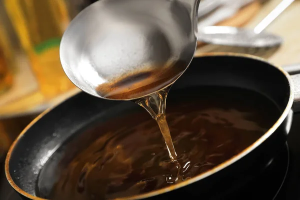 Наливание Использованного Масла Приготовления Пищи Ковш Сковороду Плиту Крупным Планом — стоковое фото