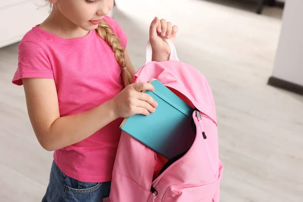 Маленька Дівчинка Кладе Блокнот Рожевий Рюкзак Вдома Крупним Планом — стокове фото